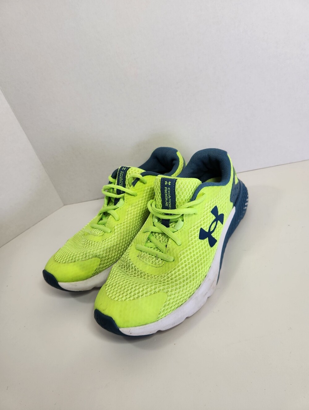 Under Armour Charged Rogue 3 GS Lime Surge Green Running Shoes 6.5Y 3024981-300